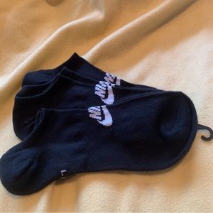 NWOT 3 pack black Nike ankle socks, large